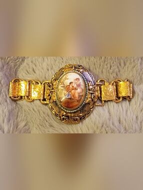 Stunning Vintage Bookchain 
Bracelet features an oval porcelain cameo